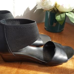 Vera Wang Black wedges